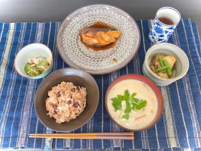 赤飯鰤の照り焼き煮物酢の物粕汁 ぶどうの木 デイサービス from Instagram