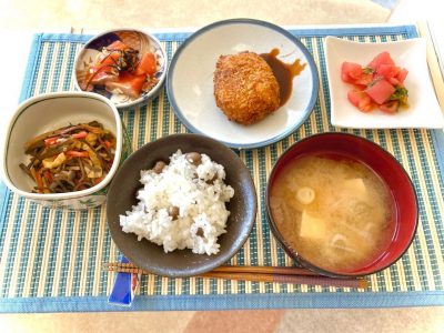 むかごご飯コロッケぜんまいや筍、きのこの煮物トマトサラダサーモンの塩昆布和えみそ汁 ぶどうの木 デイサービス from Instagram