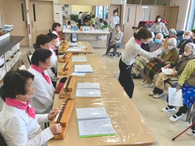 ことことがたり様による、大正琴のコンサート♪♫♩ ぶどうの木 デイサービス from Instagram