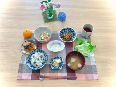 むかごご飯鯖そぼろレタス添え卯の花サーモンの塩昆布和え長芋の酢の物香の物みそ汁 ぶどうの木 デイサービス from Instagram