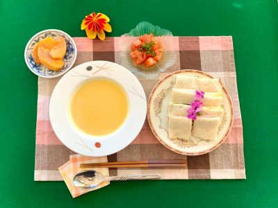 サンドイッチ３種(ハムときゅうり、たまご、ツナとオニオン)かぼちゃのポタージュトマトサラダ柿 ぶどうの木 デイサービス from Instagram