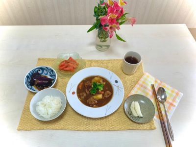 ロール豚肉のシチューナスの焼き浸しトマトサラダ香の物 ぶどうの木 デイサービス from Instagram