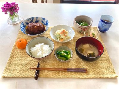 煮込みハンバーグポテトサラダピーマンのおかか炒めエビとブロッコリーのゴマ和え香の物みそ汁デザート、みかん ぶどうの木 デイサービス from Instagram