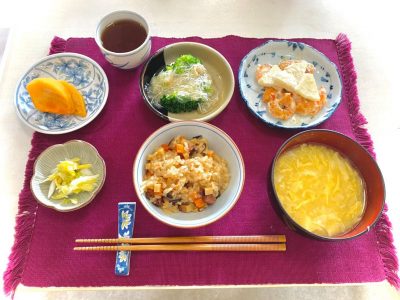 中華おこわエビのマヨネーズソース　ラフランス添えブロッコリーの貝柱あんかけコーンスープ香の物柿 ぶどうの木 デイサービス from Instagram