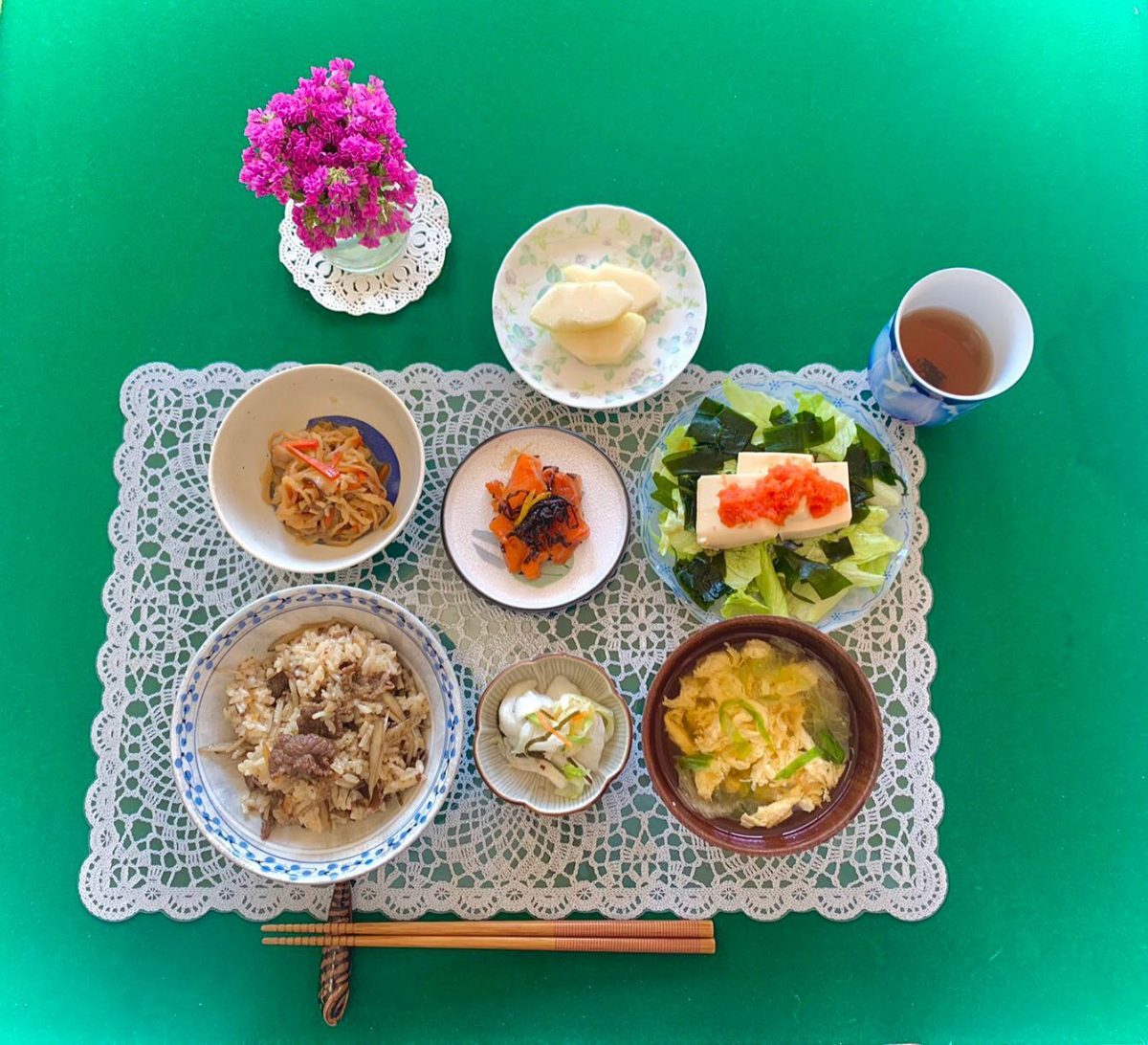 牛肉とごぼうのご飯鮭のお刺身、塩昆布和え豆腐のサラダ切り干し大根の煮物香の物かきたま汁ラフランス ぶどうの木 デイサービス from Instagram