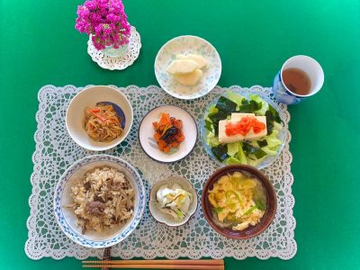 牛肉とごぼうのご飯鮭のお刺身、塩昆布和え豆腐のサラダ切り干し大根の煮物香の物かきたま汁ラフランス ぶどうの木 デイサービス from Instagram