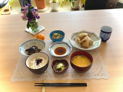 春巻ナスの焼きびたし鶏ときゅうりと柿のゴマ酢和えコーン卵スープ香の物 ぶどうの木 デイサービス from Instagram