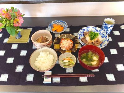 揚げ豚肉の大根おろしかけじゃがいものそぼろ煮トマトサラダ香の物みそ汁デザートは柿です！ ぶどうの木 デイサービス from Instagram