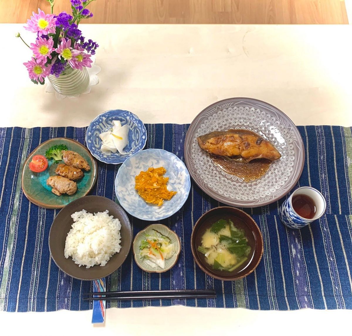かれいの煮付けかぼちゃと鶏ささみの和え物千枚漬プルーンの肉巻香の物みそ汁 ぶどうの木 デイサービス from Instagram
