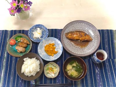 かれいの煮付けかぼちゃと鶏ささみの和え物千枚漬プルーンの肉巻香の物みそ汁 ぶどうの木 デイサービス from Instagram