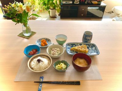 とり卵ぎんなん入り白和えマグロの刺身長芋と柚子の酢の物香の物みそ汁柿 ぶどうの木 デイサービス from Instagram