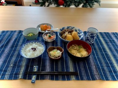 肉じゃがスモークサーモンとかぶのサラダきゅうりと柚子、じゃこの酢の物香の物みそ汁柿 ぶどうの木 デイサービス from Instagram