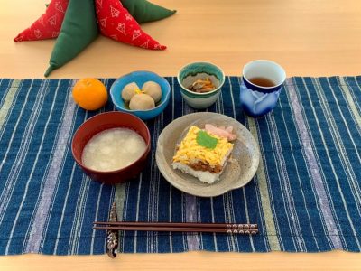 ツナの押し寿司里芋の煮付ぜんまい、きのこの煮物とろろの吸い物みかん ぶどうの木 デイサービス from Instagram