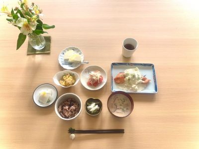 赤飯粕汁百合根の卵とじトマトサラダ千枚漬香の物デザート　ラフランス ぶどうの木 デイサービス from Instagram
