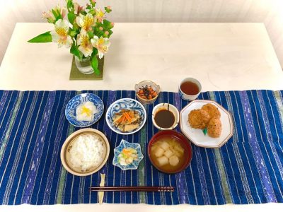 コロッケぜんまい、きのこ、ちくわやあげの煮物千枚漬サーモンの刺身、塩昆布和え香の物みそ汁 ぶどうの木 デイサービス from Instagram