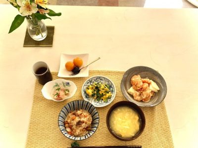 中華おこわエビのマヨネーズソースふわふわニラ卵かぶと生ハムのサラダコーンスープデザート　金柑とプルーン ぶどうの木 デイサービス from Instagram