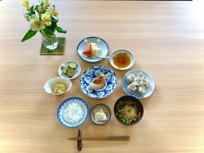 焼売ふろふき大根ズッキーニのバター煮白菜のサラダ千枚漬なめこ汁香の物デザート　イチゴとラフランス ぶどうの木 デイサービス from Instagram