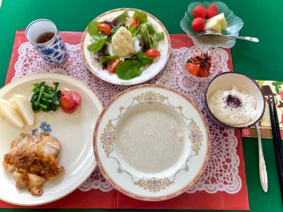 アメリカンパーティーチキン付け合わせ　金時人参ほうれん草　かぶらごぼうのポタージュスープクリスマスサラダ鮭の刺身、塩昆布和えデザート　イチゴ　ラフランス ぶどうの木 デイサービス from Instagram