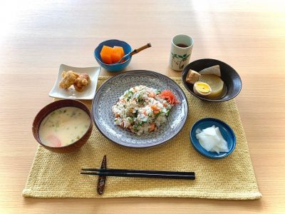 鮭寿司ちくわの詰め物揚げ煮物千枚漬粕汁デザート　人参かん ぶどうの木 デイサービス from Instagram