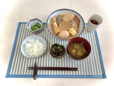 熱々おでんきゅうりとじゃこの柚子酢の物塩昆布と榎茸の佃煮みそ汁 ぶどうの木 デイサービス from Instagram