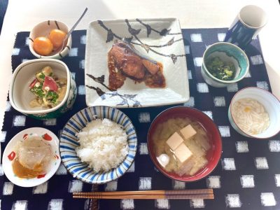 ぶりの照り焼き高野豆腐の卵とじさしみコンニャク酢味噌添えかぶらの葉のじゃこ炒め長芋の柚子酢の物香の物みそ汁デザート　金柑甘露煮 ぶどうの木 デイサービス from Instagram