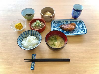 ぶりの照り焼き白和え大根と鶏の煮物もずく酢かぼちゃのサラダみそ汁デザート　みかん ぶどうの木 デイサービス from Instagram