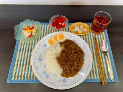薬膳カレーらっきょうれんこんのサラダデザート　イチゴ ぶどうの木 デイサービス from Instagram