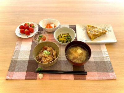 たこ飯鷄玉子ピーマンのおかか炒めスモークサーモンと千枚漬の和え物おろし和えなめこ汁デザート　いちご ぶどうの木 デイサービス from Instagram
