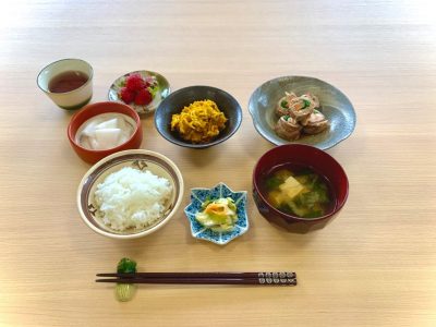 野菜の肉巻かぼちゃの和え物千枚漬香の物みそ汁デザート　いちご ぶどうの木 デイサービス from Instagram