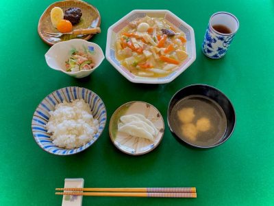 八宝菜鶏団子のスープ酢の物香の物デザート　金柑の甘煮プルーン、バナナ ぶどうの木 デイサービス from Instagram