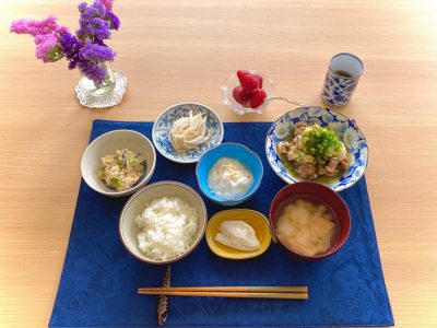 揚げ豚肉のおろしポン酢かけ卯の花長芋の生姜酢和え新玉葱のサラダ香の物みそ汁デザート　イチゴ ぶどうの木 デイサービス from Instagram