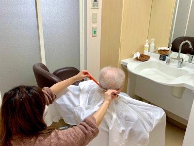 プロの美容師さんによるヘアカット ぶどうの木 デイサービス from Instagram