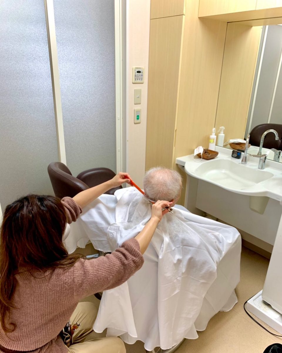 プロの美容師さんによるヘアカット ぶどうの木 デイサービス from Instagram
