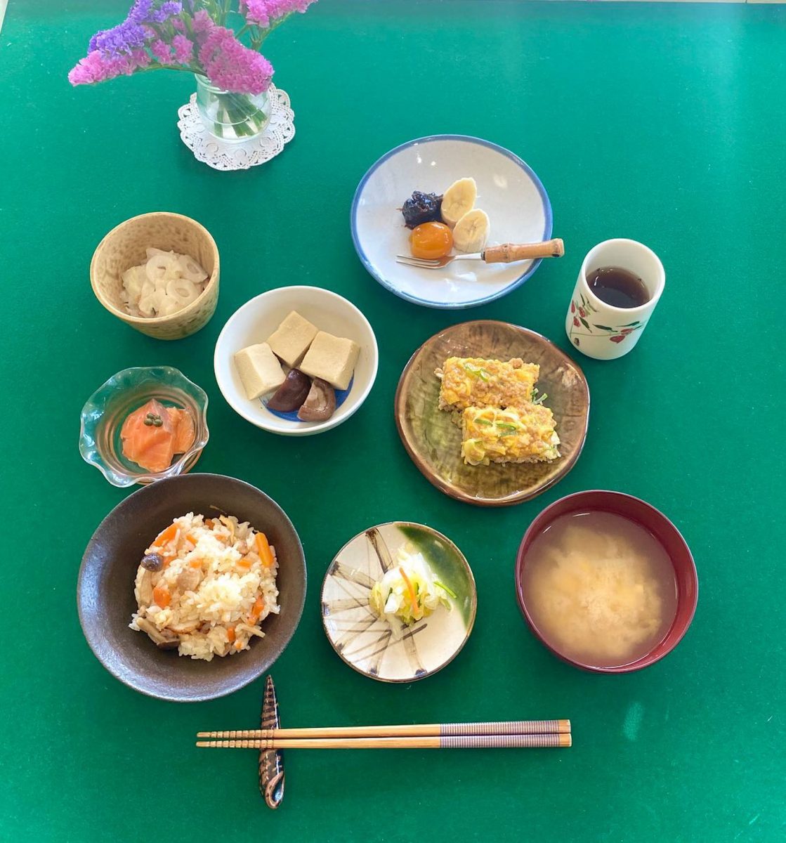 かやくご飯サーモンの実山椒和え卵焼き煮物大根とちくわのわさび漬け和え香の物みそ汁デザート　バナナ、金柑、プルーン ぶどうの木 デイサービス from Instagram