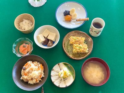 かやくご飯サーモンの実山椒和え卵焼き煮物大根とちくわのわさび漬け和え香の物みそ汁デザート　バナナ、金柑、プルーン ぶどうの木 デイサービス from Instagram