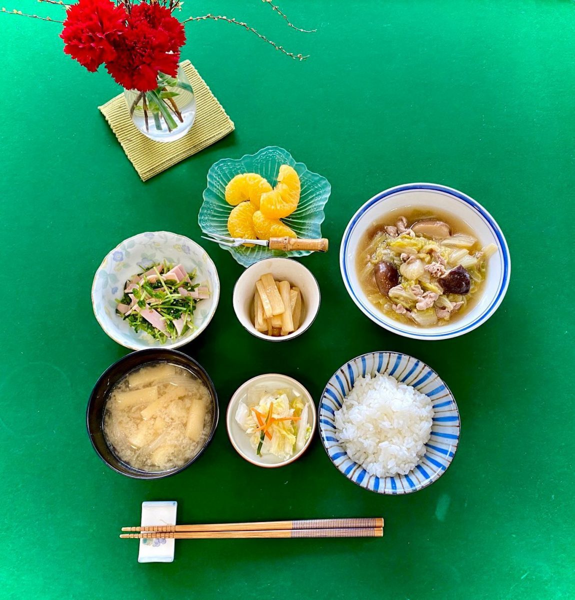 豚肉と白菜の煮物豆苗とハムのサラダ長芋のきんぴら鯖そぼろ香の物みそ汁デザート　伊予柑 ぶどうの木 デイサービス from Instagram