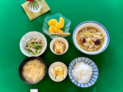 豚肉と白菜の煮物豆苗とハムのサラダ長芋のきんぴら鯖そぼろ香の物みそ汁デザート　伊予柑 ぶどうの木 デイサービス from Instagram