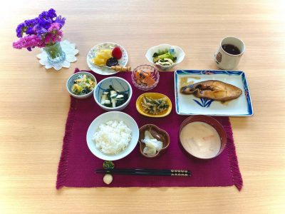カレイの煮付け小松菜の煮びたしサーモン刺身の塩昆布和えウドとワカメの酢みそ和えウドのきんぴら春雨サラダ香の物粕汁デザート　りんごのコンポート、プルーン、いちご ぶどうの木 デイサービス from Instagram