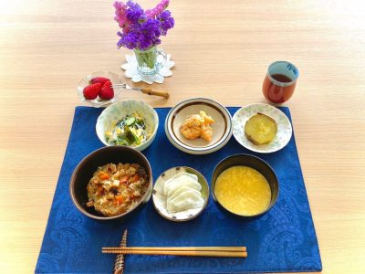 中華おこわ春雨サラダエビのマヨネーズソース焼き芋コーンスープ香の物デザート　いちご ぶどうの木 デイサービス from Instagram