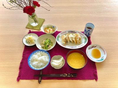 焼き餃子鶏ときゅうりのゴマ酢和えうるいとエビの柚子みそ和え白菜の甘酢漬香の物コーンスープデザート　ミックスジュース ぶどうの木 デイサービス from Instagram