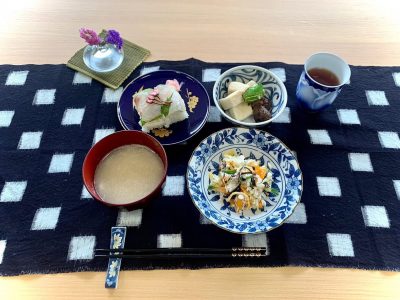 鯛の姿なます昆布じめ鯛の押し寿司煮物とろろの吸い物 ぶどうの木 デイサービス from Instagram