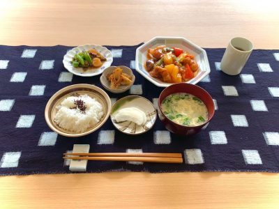 酢鶏スナップえんどうとエビのオイスターソース炒めちくわの照り焼き卵とニラのスープ香の物 ぶどうの木 デイサービス from Instagram