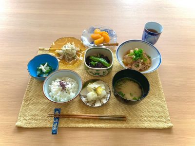 豚ばら大根なすやピーマンの揚げ浸し新玉ねぎのサラダイカとわけぎの酢みそ和え香の物みそ汁デザート　いよかん ぶどうの木 デイサービス from Instagram