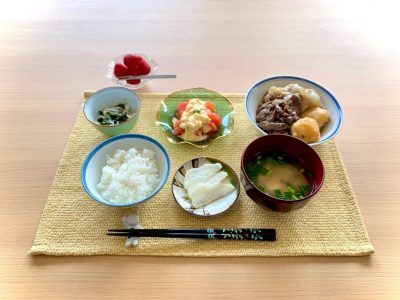 肉じゃがトマトサラダ新玉ねぎとワカメのゴマ酢和え香の物みそ汁デザート　いちご ぶどうの木 デイサービス from Instagram