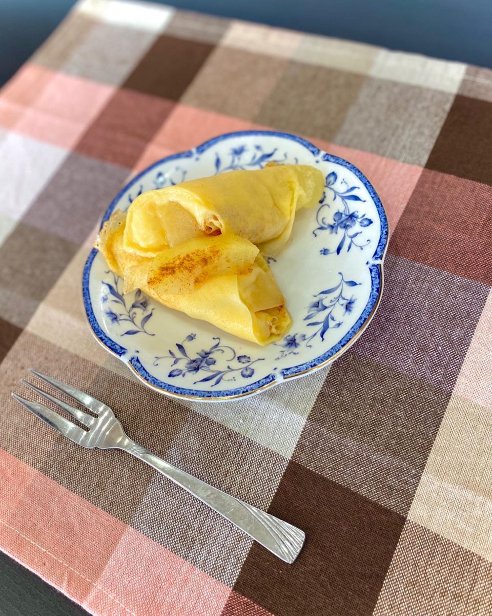 リンゴのコンポートと、バナナのクレープ ぶどうの木 デイサービス from Instagram