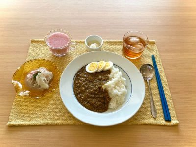 薬膳カレー生ハムと新玉ねぎのサラダらっきょイチゴジュース ぶどうの木 デイサービス from Instagram