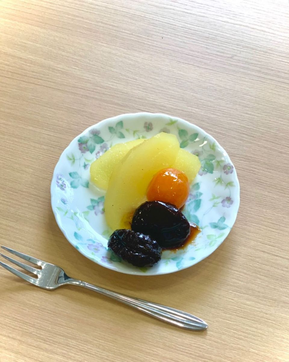 りんごのコンポート、金柑、プルーン ぶどうの木 デイサービス from Instagram