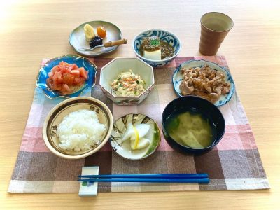豚肉の生姜焼トマトサラダ卯の花豆腐のカレーあんかけ香の物みそ汁デザート　金柑、バナナ、プルーン ぶどうの木 デイサービス from Instagram