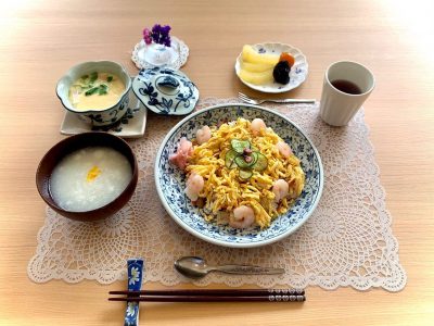 ばら寿司茶碗蒸しとろろの吸い物デザート　りんごのコンポート、金柑、プルーン ぶどうの木 デイサービス from Instagram