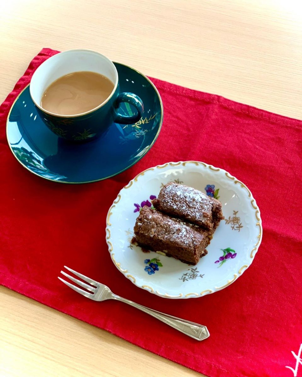 ブラウニーケーキと、ミルクティー️ ぶどうの木 デイサービス from Instagram
